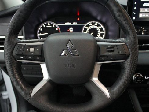 New 2026 Mitsubishi Outlander ES image 8
