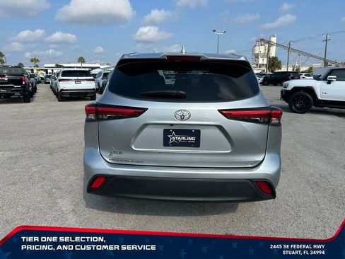 Used 2023 Toyota Highlander XLE FWD image 6
