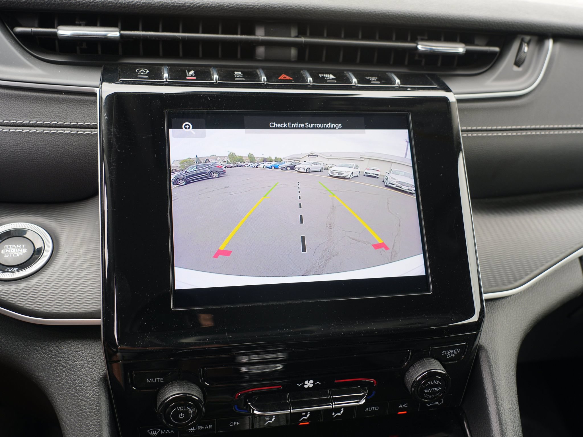 Used 2023 Jeep Grand Cherokee Laredo AWD/4WD image 28