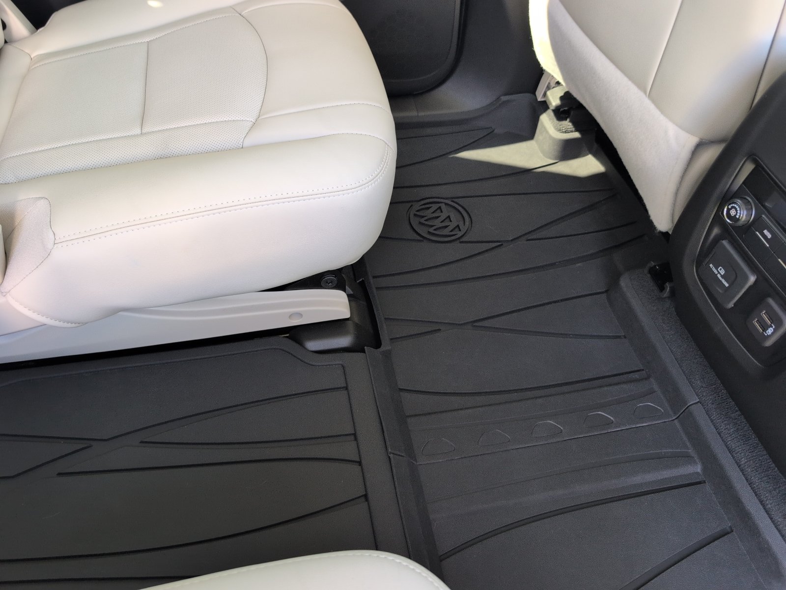 Used 2023 Buick Enclave Essence w/ Experience Buick Package FWD image 15