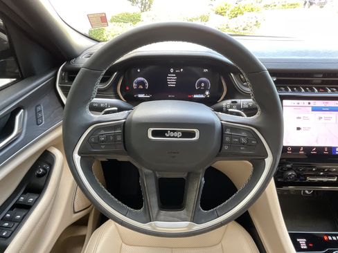 Used 2025 Jeep Grand Cherokee Limited w/ Luxury Tech Group II AWD/4WD image 12