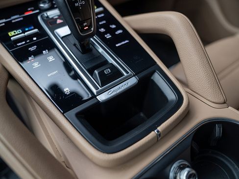 Certified 2022 Porsche Cayenne Platinum Edition image 14