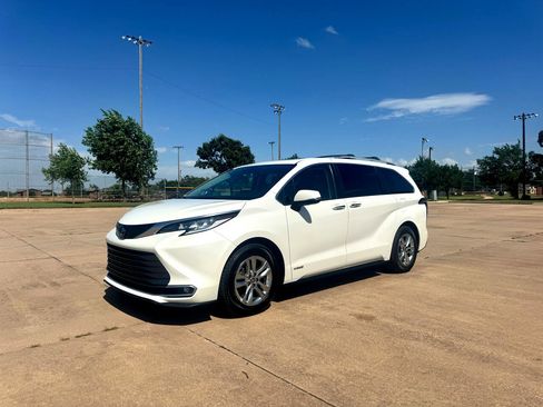 Used 2021 Toyota Sienna Limited image 3