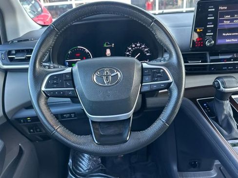 Used 2023 Toyota Sienna XLE image 18