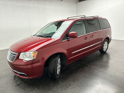 Used 2016 Chrysler Town & Country Touring FWD image 4