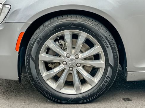 Used 2018 Chrysler 300 Limited image 35