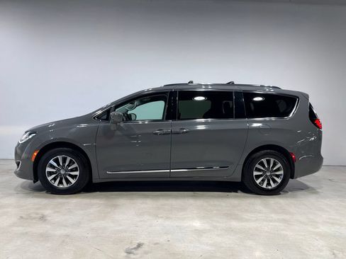 Used 2020 Chrysler Pacifica Touring-L Plus FWD image 4