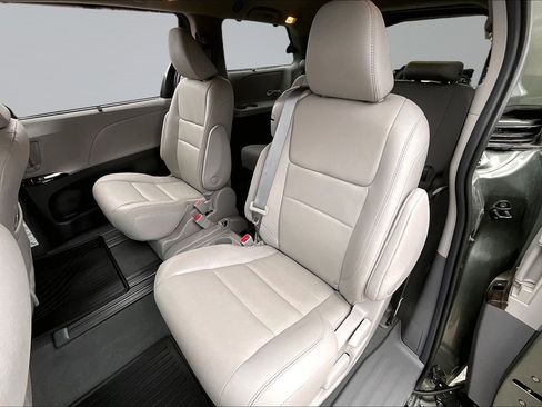 Used 2020 Toyota Sienna XLE w/ XLE Navigation Package image 27