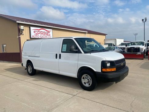 Used 2014 Chevrolet Express 3500 Extended RWD image 2