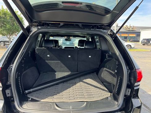 Used 2018 Jeep Grand Cherokee Altitude AWD/4WD image 10