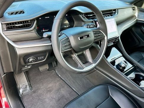 Used 2025 Jeep Grand Cherokee Limited image 9