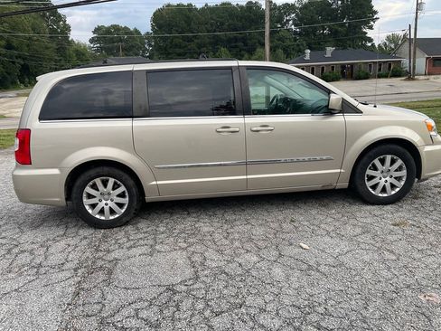 Used 2013 Chrysler Town & Country Touring FWD image 8
