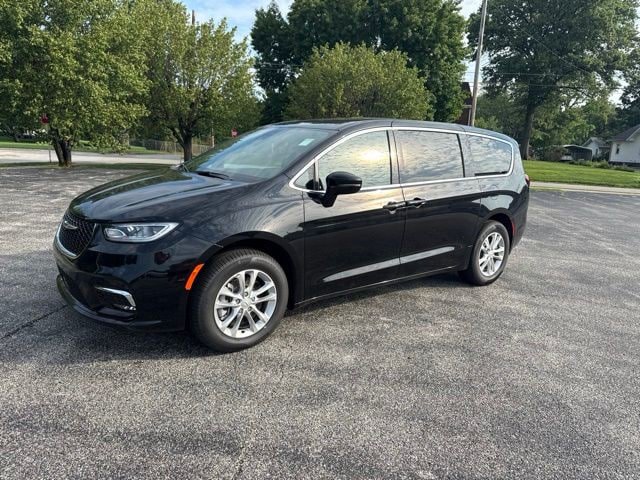 New 2026 Chrysler Pacifica Select AWD/4WD image 2