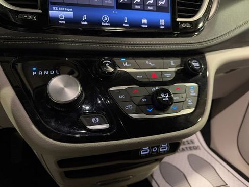 Used 2023 Chrysler Pacifica Touring-L image 20