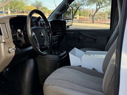 Used 2018 Chevrolet Express 3500 w/ Power Convenience Package RWD image 11