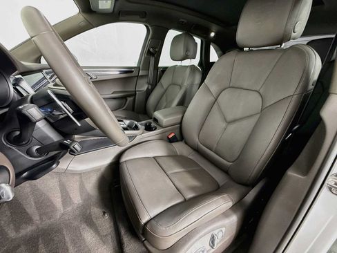 Certified 2026 Porsche Macan AWD/4WD image 5