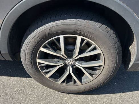 Used 2021 Volkswagen Tiguan SE w/ Panoramic Sunroof Package image 10