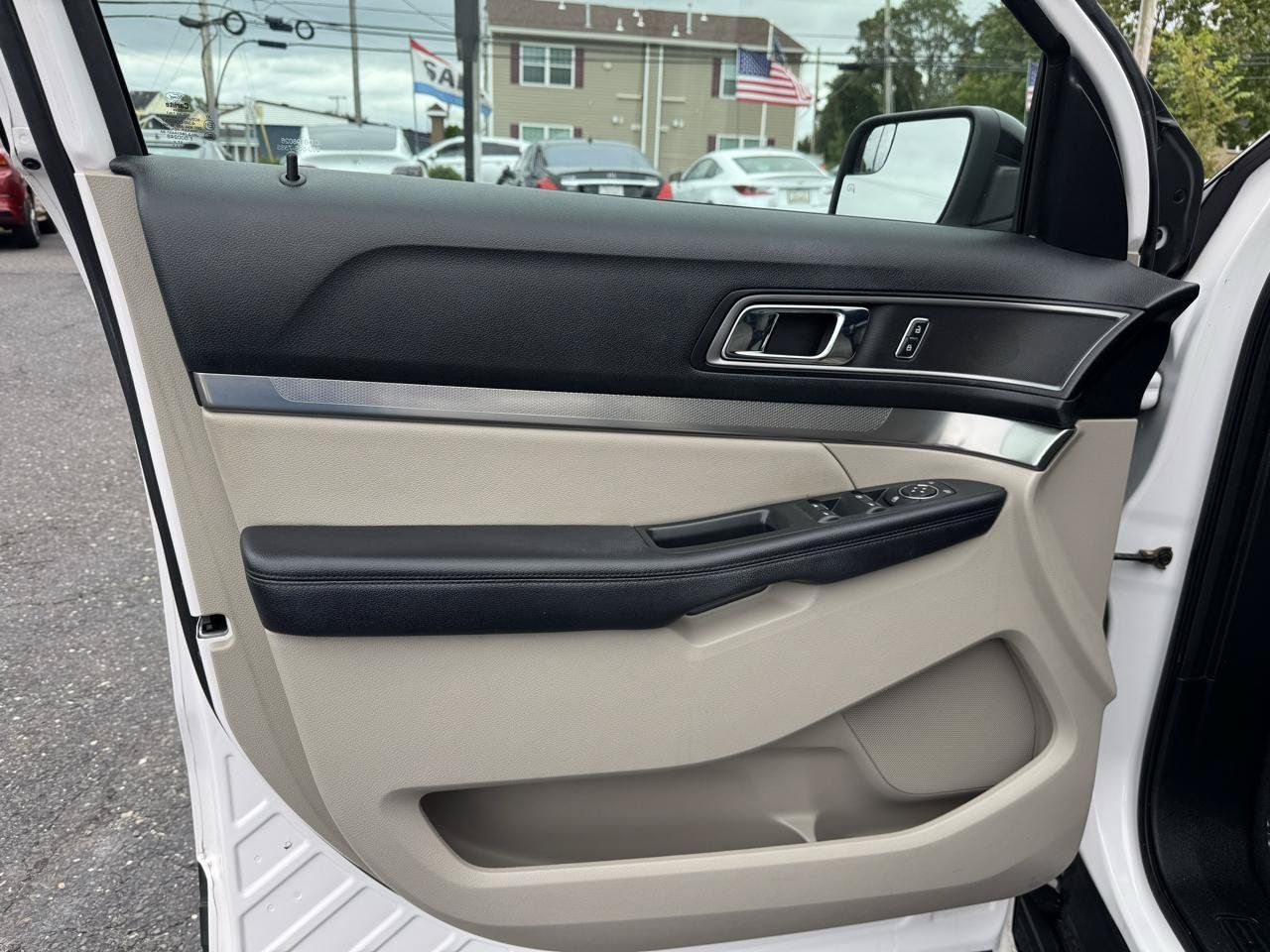 Used 2018 Ford Explorer XLT w/ Equipment Group 202A AWD/4WD image 9