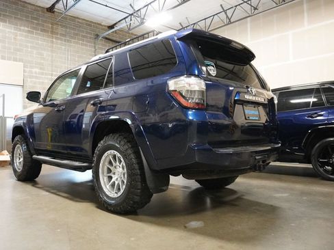 Used 2018 Toyota 4Runner SR5 AWD/4WD image 3