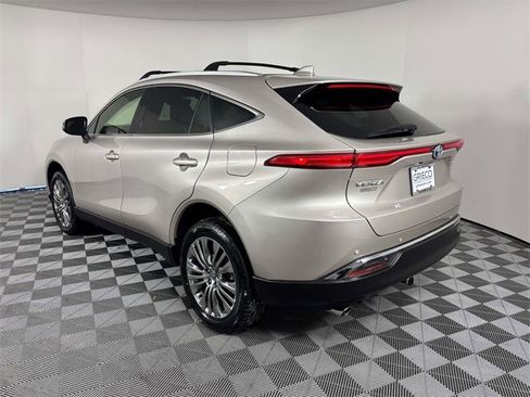 Used 2022 Toyota Venza XLE image 6