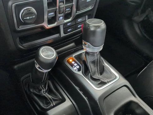 Used 2020 Jeep Gladiator Overland AWD/4WD image 23