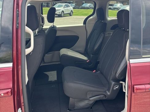 Used 2023 Chrysler Voyager LX FWD image 9
