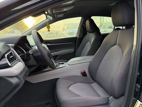 Used 2023 Toyota Camry LE image 9