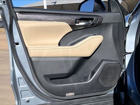 Used 2023 Toyota Highlander Platinum image 25