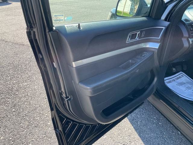 Used 2017 Ford Explorer XLT w/ Equipment Group 202A AWD/4WD image 14