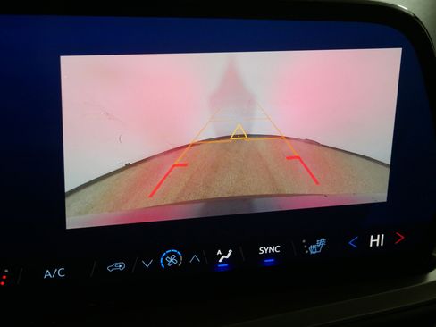 Used 2025 Chevrolet Traverse LT image 32