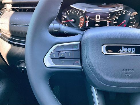 Used 2026 Jeep Compass Latitude image 11