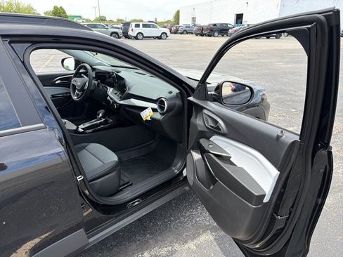 New 2026 Chevrolet Trax LT w/ Sunroof Package FWD image 30