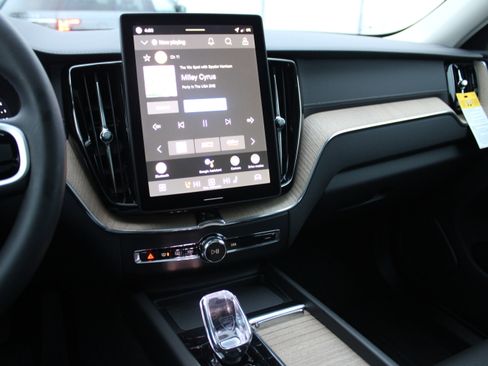 New 2026 Volvo XC60 B5 Ultra w/ Climate Package image 21