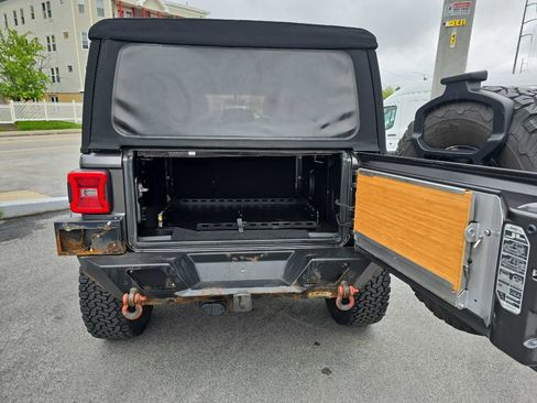 Used 2018 Jeep Wrangler Unlimited Rubicon w/ Dual Top Group AWD/4WD image 9