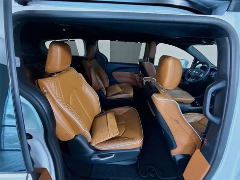 Used 2024 Chrysler Pacifica Pinnacle w/ Trailer Tow Group AWD/4WD image 25