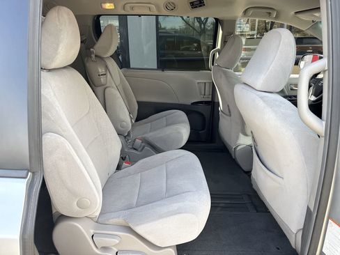 Used 2015 Toyota Sienna LE image 12
