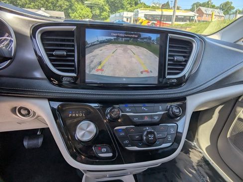 Used 2023 Chrysler Pacifica Touring-L FWD image 14