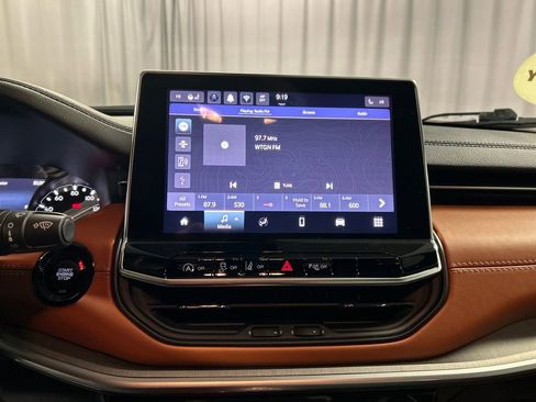 Used 2025 Jeep Compass Limited image 17