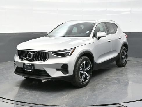 Used 2025 Volvo XC40 B5 Core AWD/4WD image 2