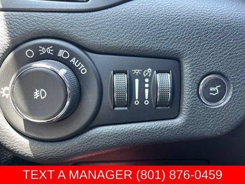 Used 2019 Jeep Cherokee Trailhawk w/ Comfort/Convenience Group AWD/4WD image 24