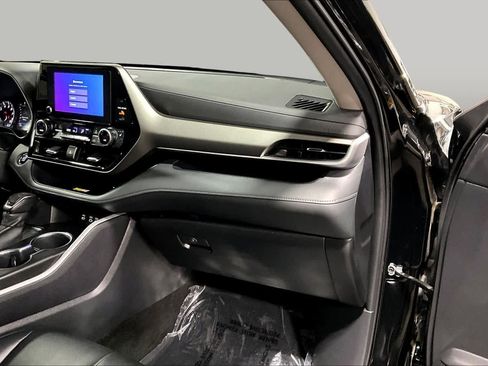 Used 2023 Toyota Highlander XLE AWD/4WD image 19