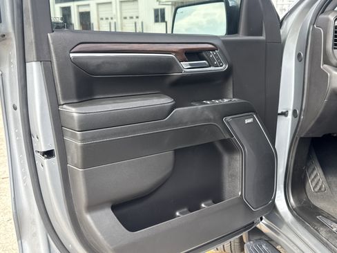 Used 2024 GMC Sierra 1500 SLT image 3