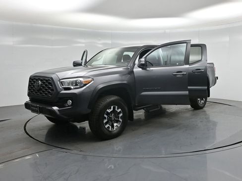 Used 2020 Toyota Tacoma TRD Off-Road w/ Technology Package image 27