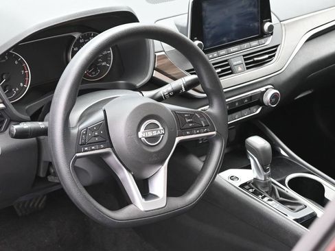 Used 2024 Nissan Altima 2.5 SV image 11