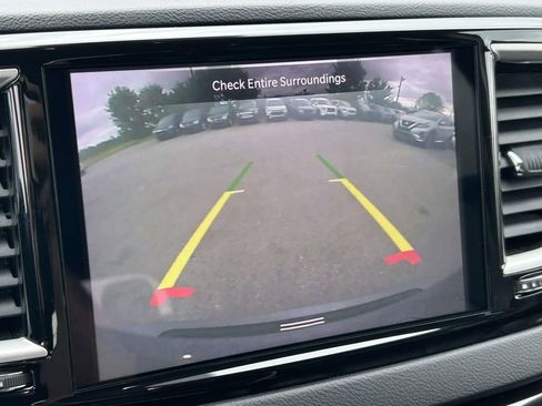Used 2022 Chrysler Pacifica Touring-L FWD image 24