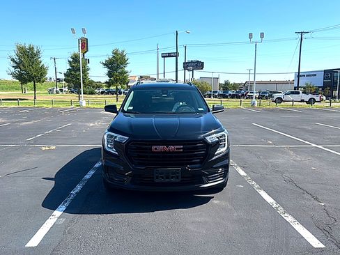 Used 2024 GMC Terrain SLE w/ Driver Convenience Package FWD image 3