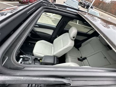 Used 2021 Volkswagen Tiguan SE R-Line image 6