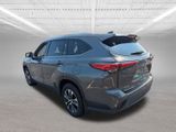 Used 2021 Toyota Highlander XLE image 4