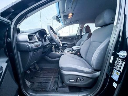 Used 2019 Kia Sorento LX image 14