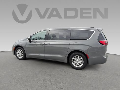 Used 2023 Chrysler Pacifica Touring-L FWD image 19